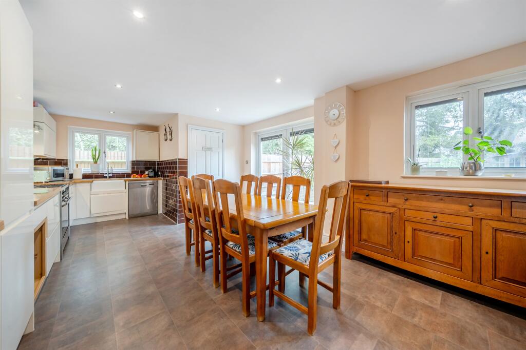Somersby Crescent, Maidenhead photo 3