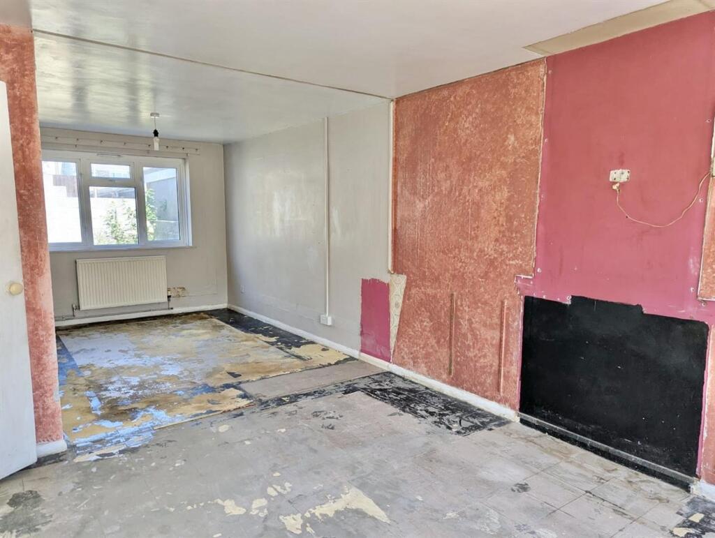 3-bed semi-detached on Courtlands Road, Portland, DT5, £160,000