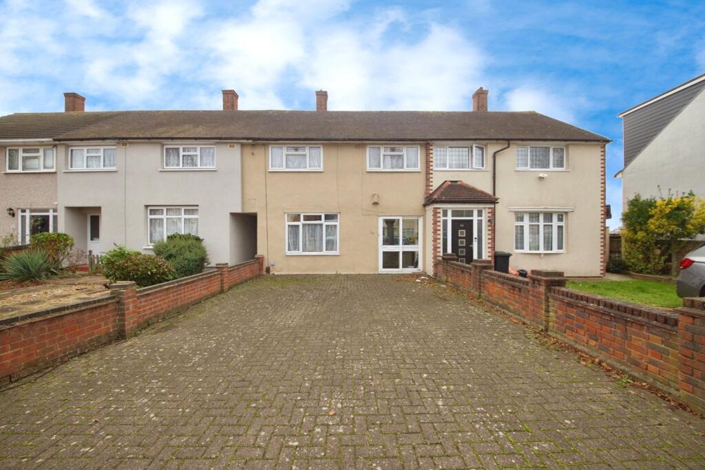3-bed terraced on Cricklade Avenue, Romford, RM3, £325,000