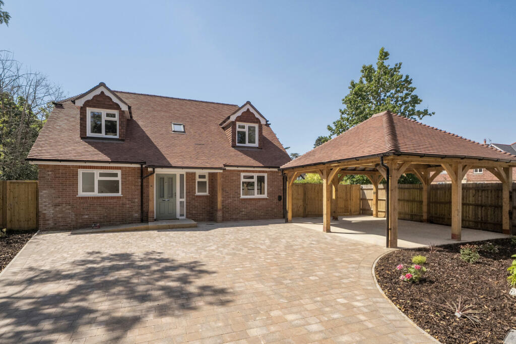 Main image of property: Jardine Meadows, Croft Road, Spencers Wood, Reading, RG7