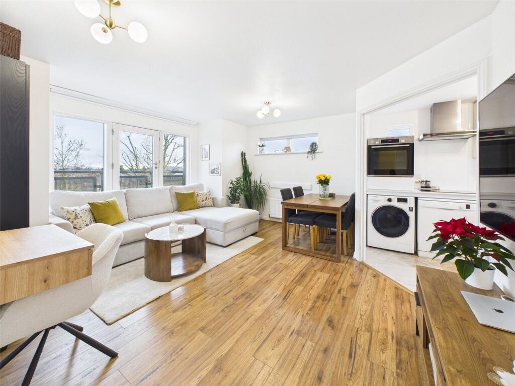 Pinewood Drive, Cheltenham, Gloucestershire, GL51 photo 2