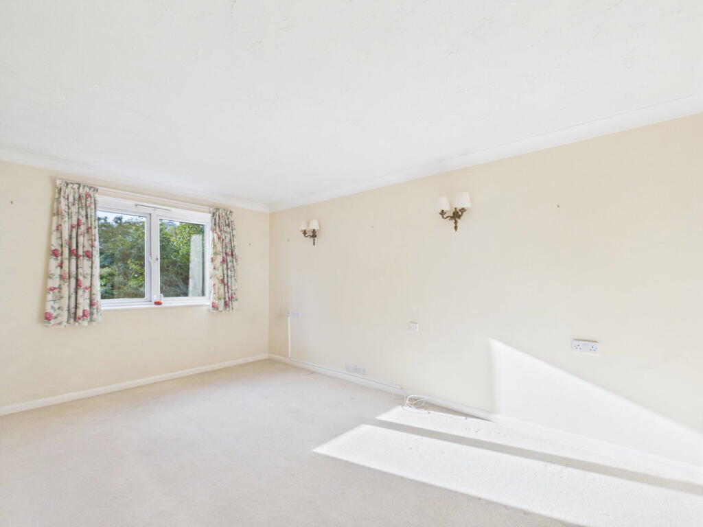 Apartment in Worthing, West Sussex - View 2