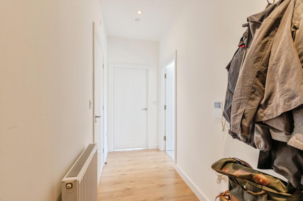 Apartment in Basildon, Billericay - View 3