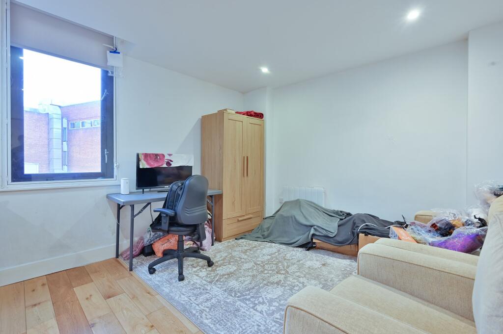 Apartment in Watford, Hertfordshire - More