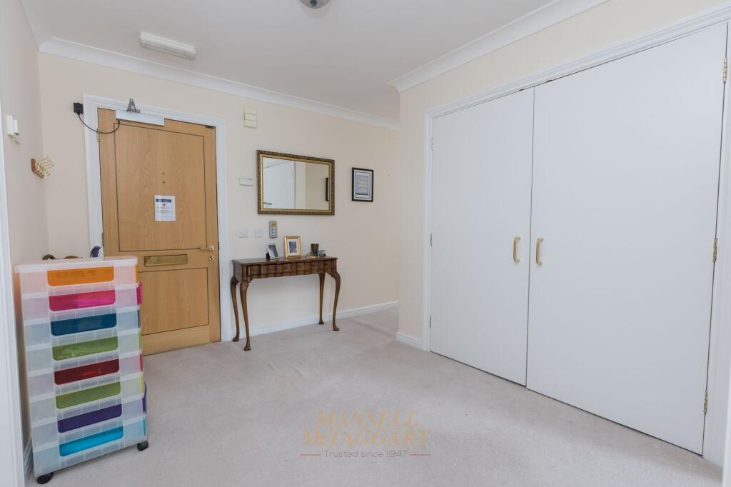 Apartment in East Grinstead, North End - View 6