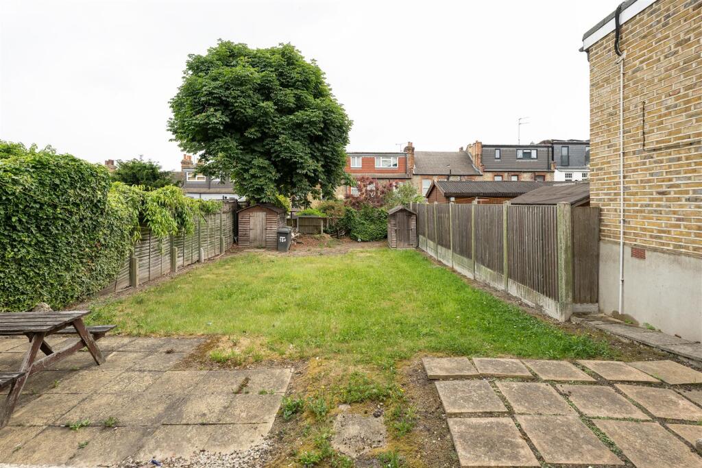 Apartment in Ilford - View 4