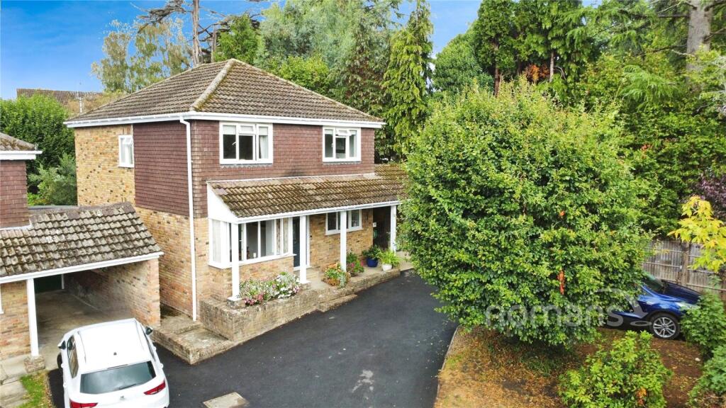 4-bed detached on Perryhill Drive, Sandhurst, Berkshire, £600,000