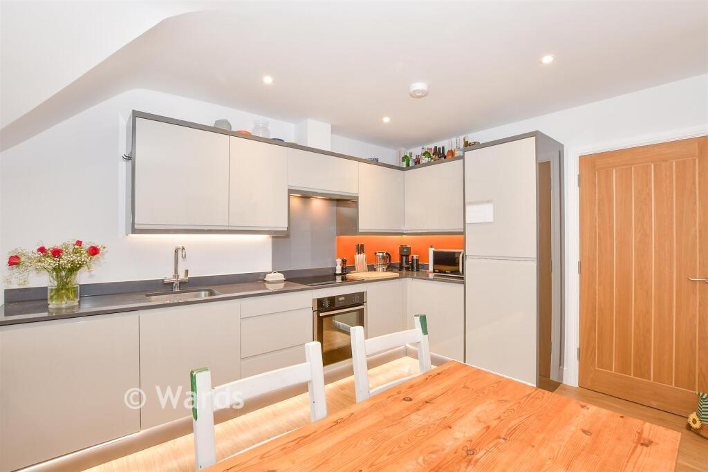 Apartment in Tunbridge Wells, Pembury - More