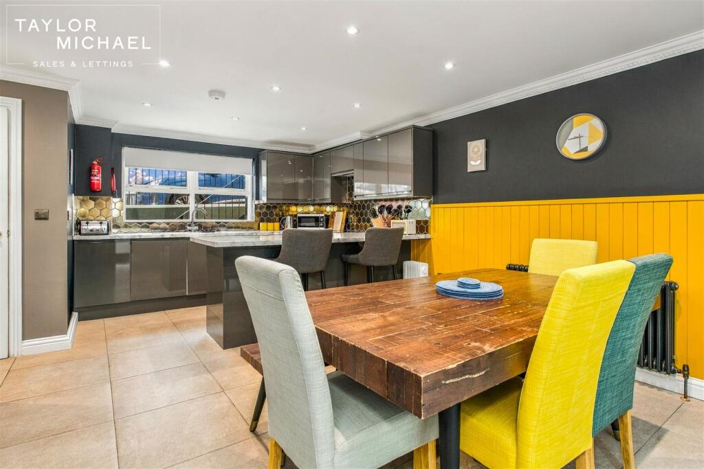 4 bedroom terraced house for rent
