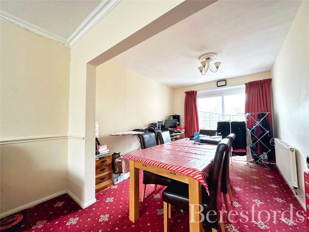 Suttons Lane, Hornchurch, RM12 photo 4