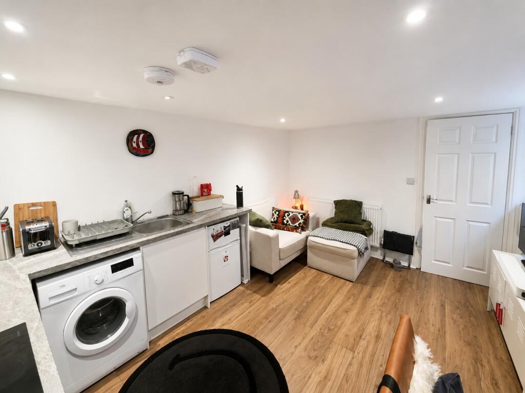Apartment in Hemel Hempstead - View 3