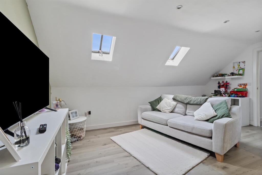 Apartment in Worthing, West Sussex - More