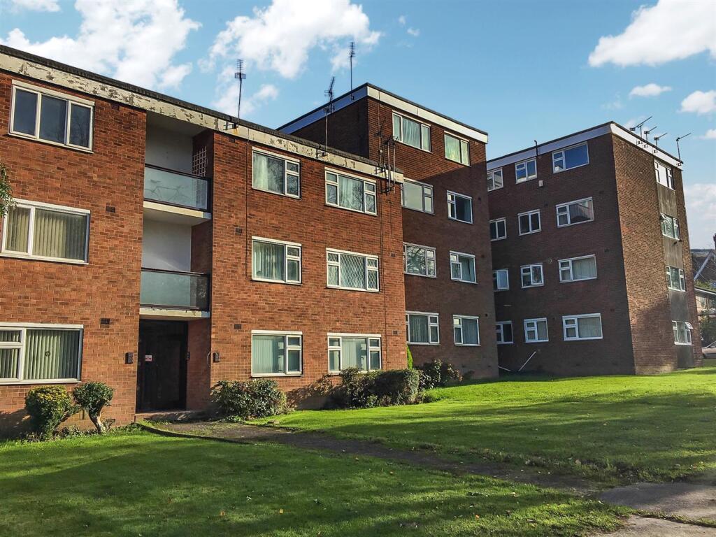 Main image of property: Warwick Road, Coventry, CV3 6AN