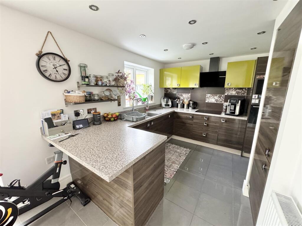 House in Ashfield, Sutton in Ashfield, Nottinghamshire - View 5