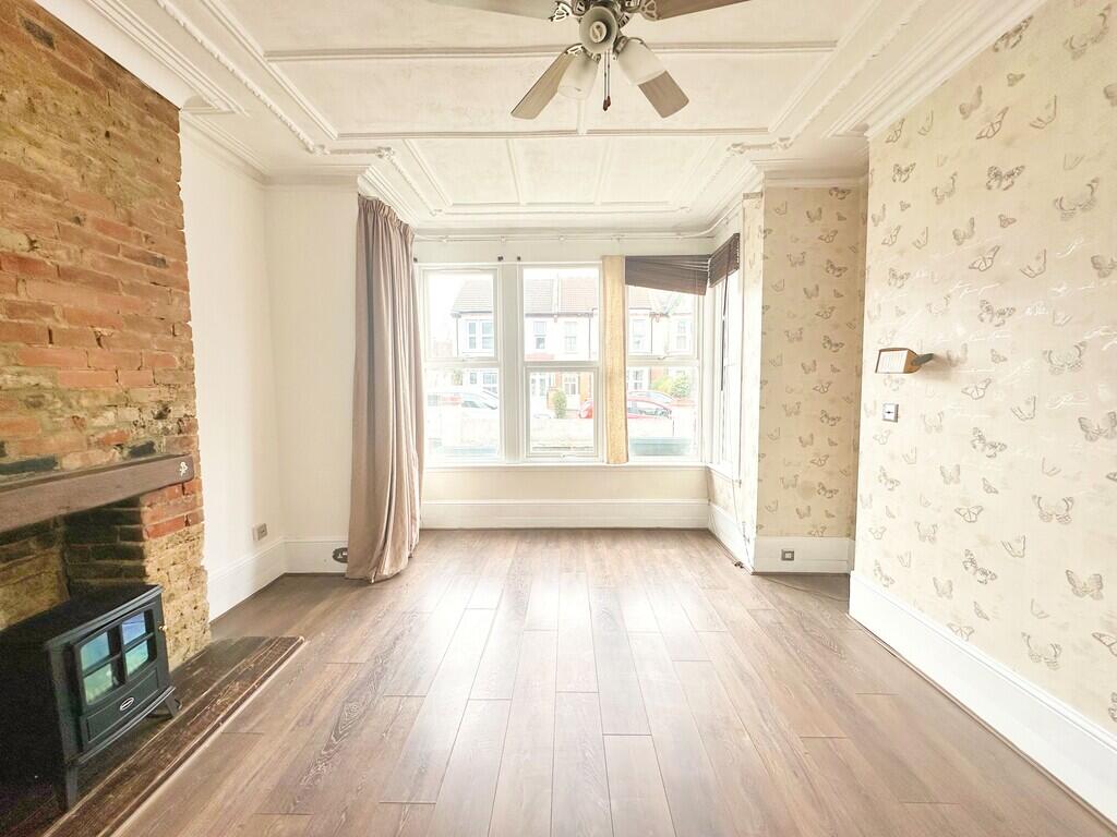 Apartment in Southend-on-Sea - More