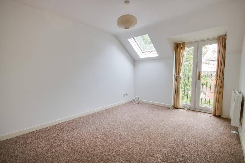 One Bedroom Flat! No Forward Chain! Long Lease! photo 3