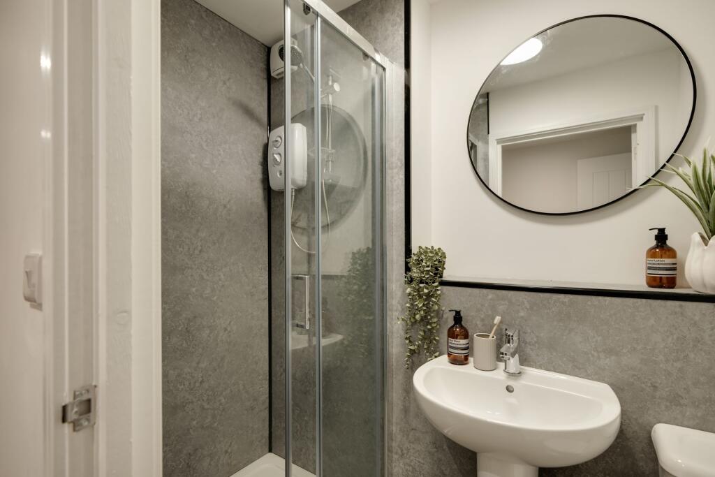 5 bedroom flat for rent