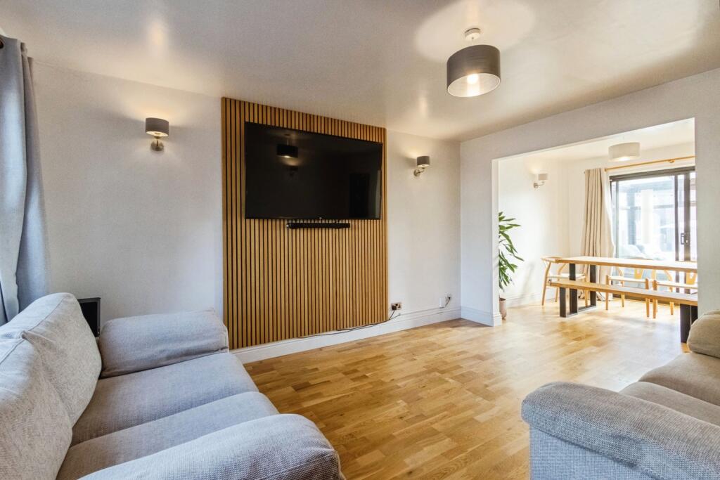 House in Wakefield, Outwood - More