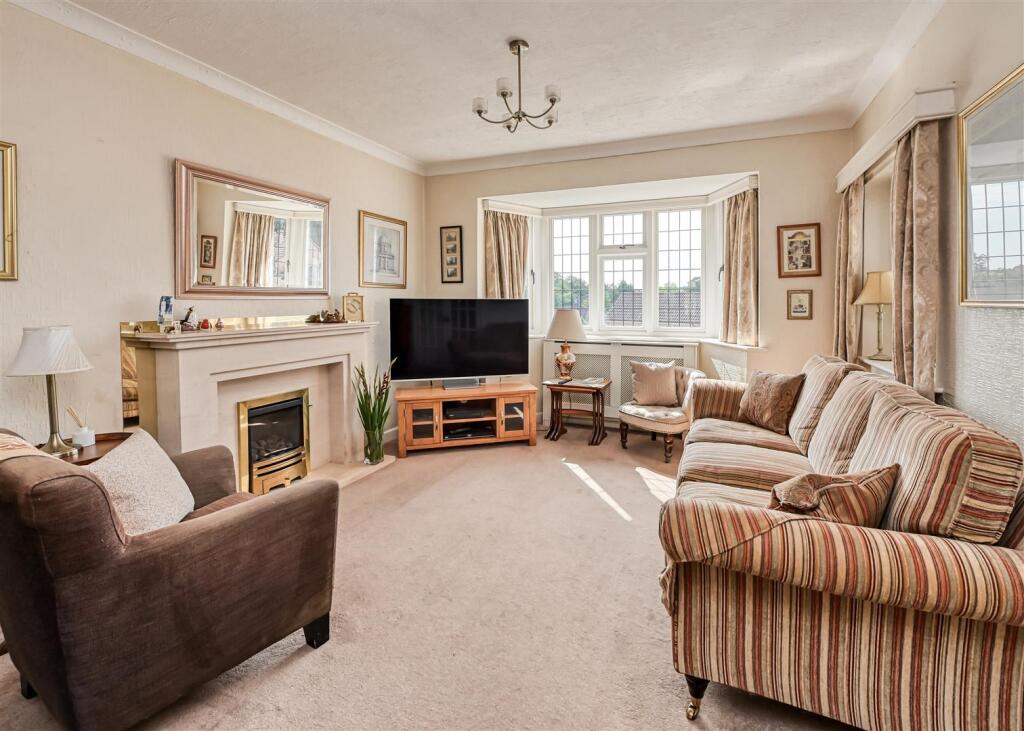 House in Wolverhampton, Castlecroft - More