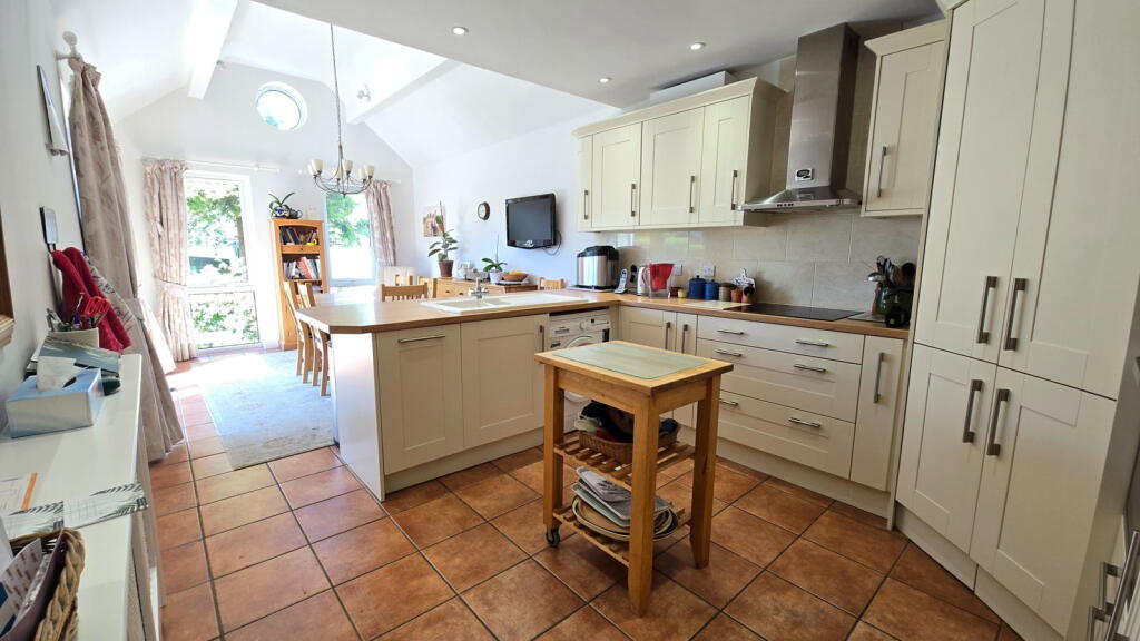 Russell Road, Newbury, RG14 5JY photo 3