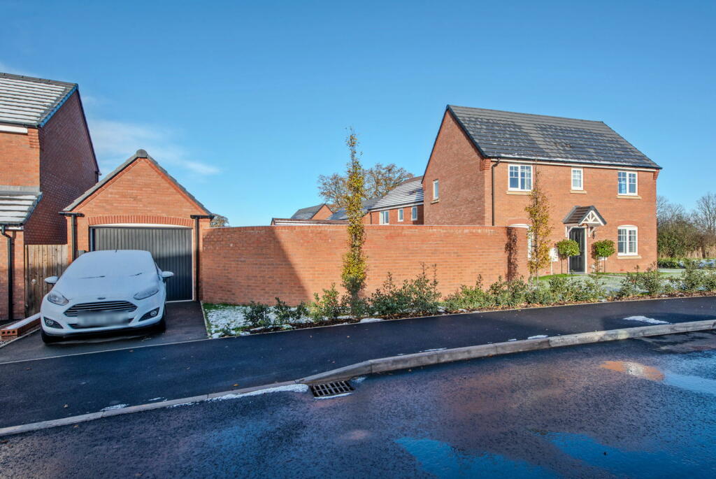 3-bed detached on Clifford Place, Great Haywood, Stafford, ST18 0XG, £340,000