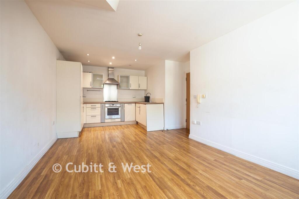 Apartment in Reigate and Banstead, Surrey - View 4