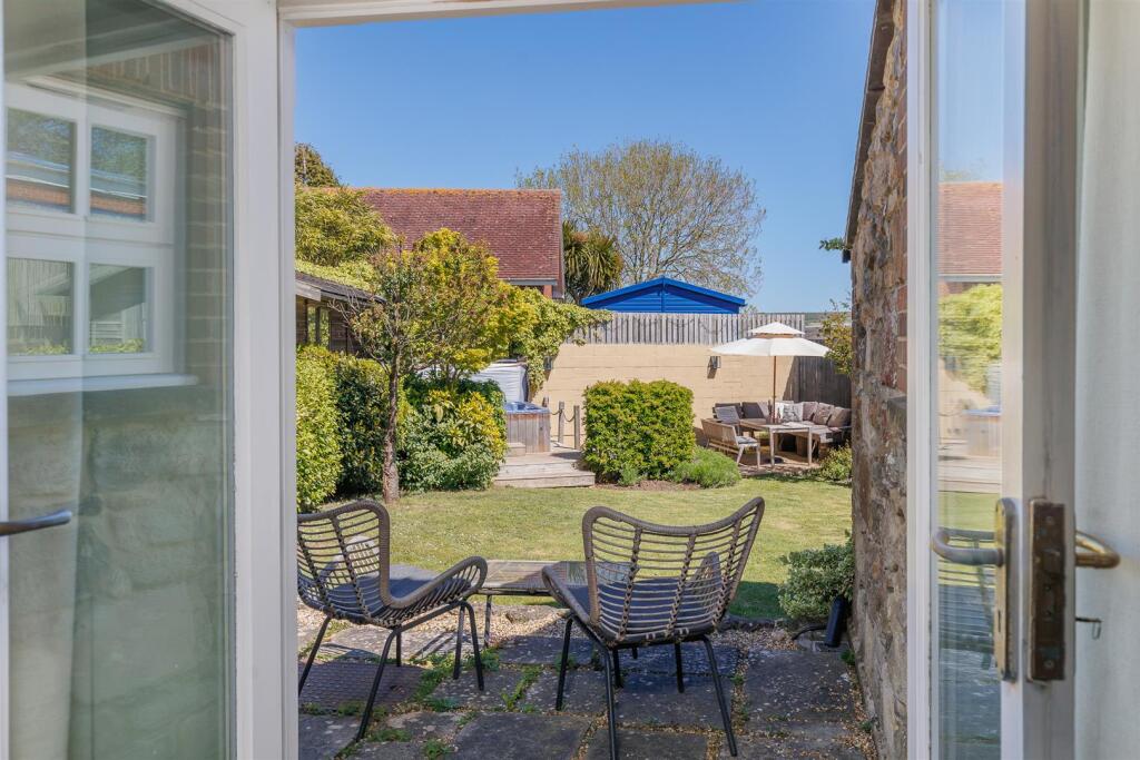 House in Niton, Kingates - More
