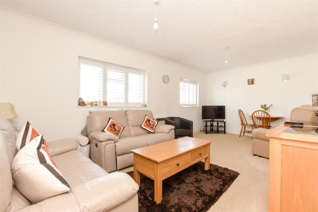 1-bed flat on Peregrine Gardens, Shirley, Croydon, Surrey, £230,000