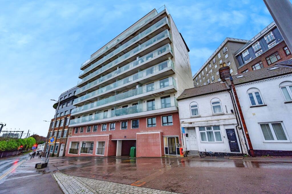 Main image of property: Midland Road, Luton, Bedfordshire, LU2