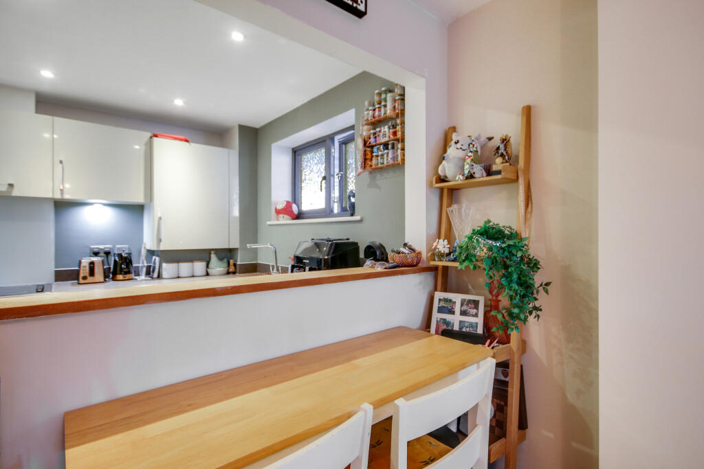 Apartment in Redhill - More