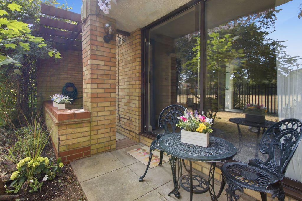Apartment in Waltham Cross, Cheshunt - View 4