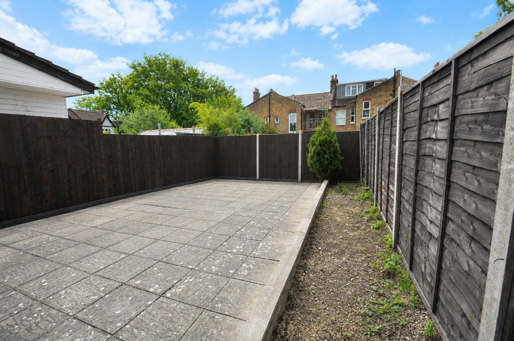 St. Helens Road, Westcliff-on-Sea photo 4