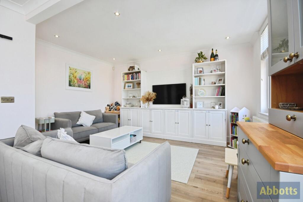 House in Southend-on-Sea - More