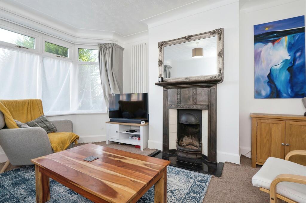 House in Southampton - More
