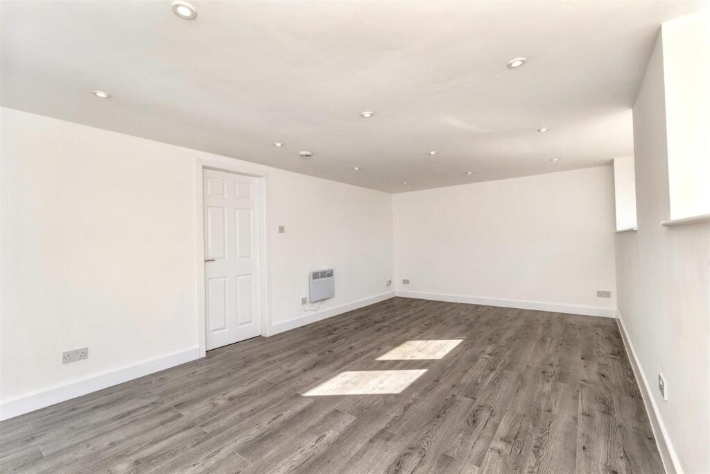Apartment in Leigh, Westleigh - More