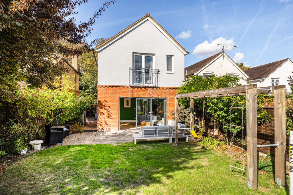 Highgate Lane,  Farnborough , GU14 photo 3