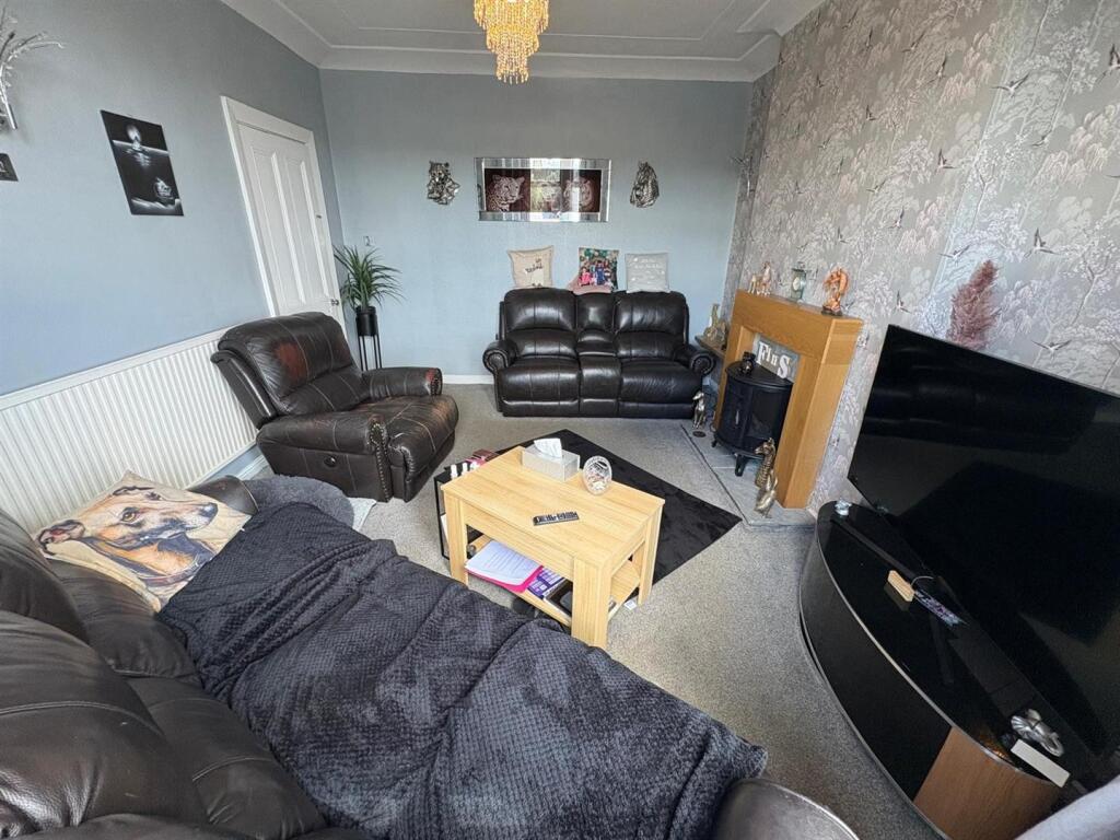 House in Bradford, Hill Top, Thornton - View 2