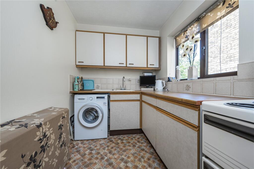 Cheltenham Close, New Malden, KT3 photo 3