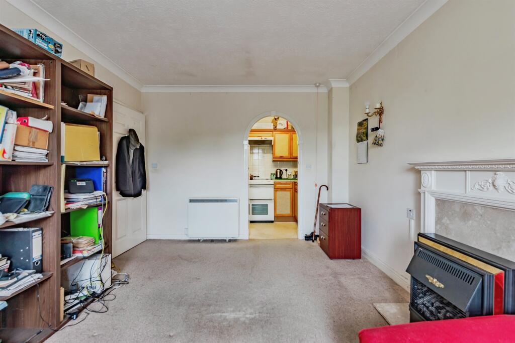 Apartment in Reigate and Banstead, Surrey - View 4