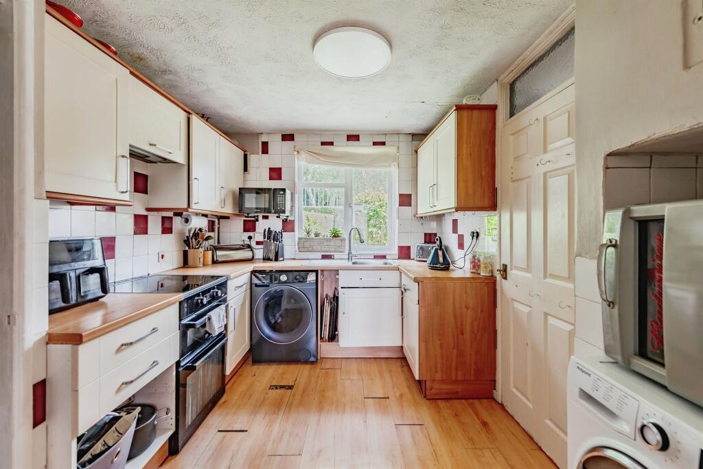 Hillcrest Close, Crawley photo 4