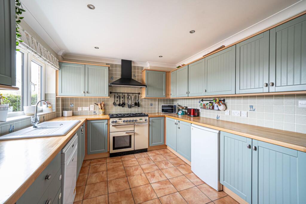 Sunnyside Close, Charlton, SP10 photo 4