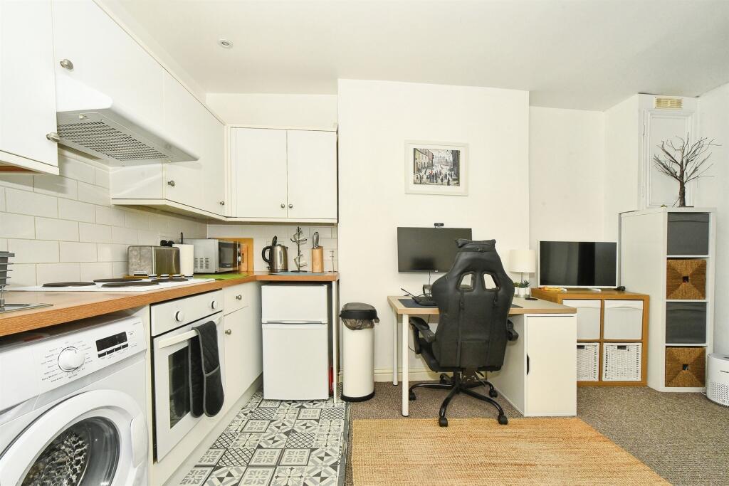 Apartment in Swindon - View 3