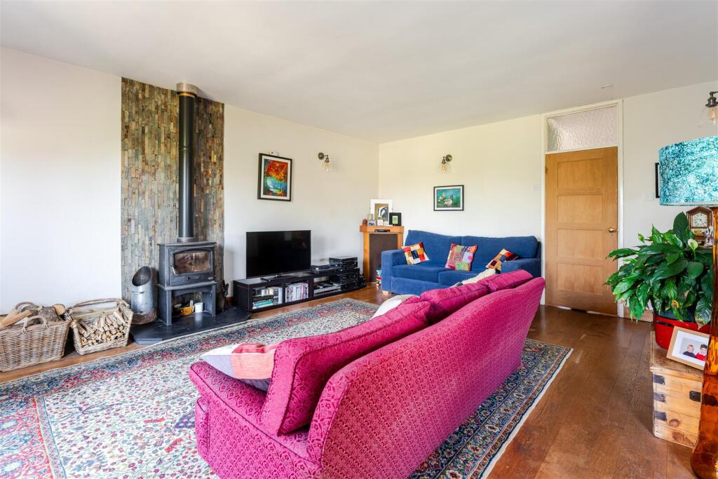 Detached bungalow in convenient village location in Cleeve photo 3