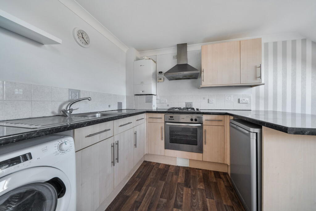One Bedroom | Duplex Apartment | Open Plan Living | Stunning Views | Close to Rainham Railway Station photo 3