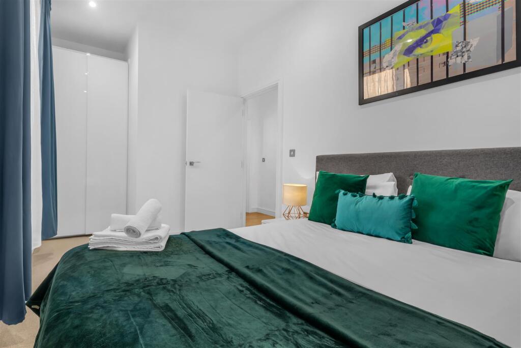 Apartment in London, Heston - View 2
