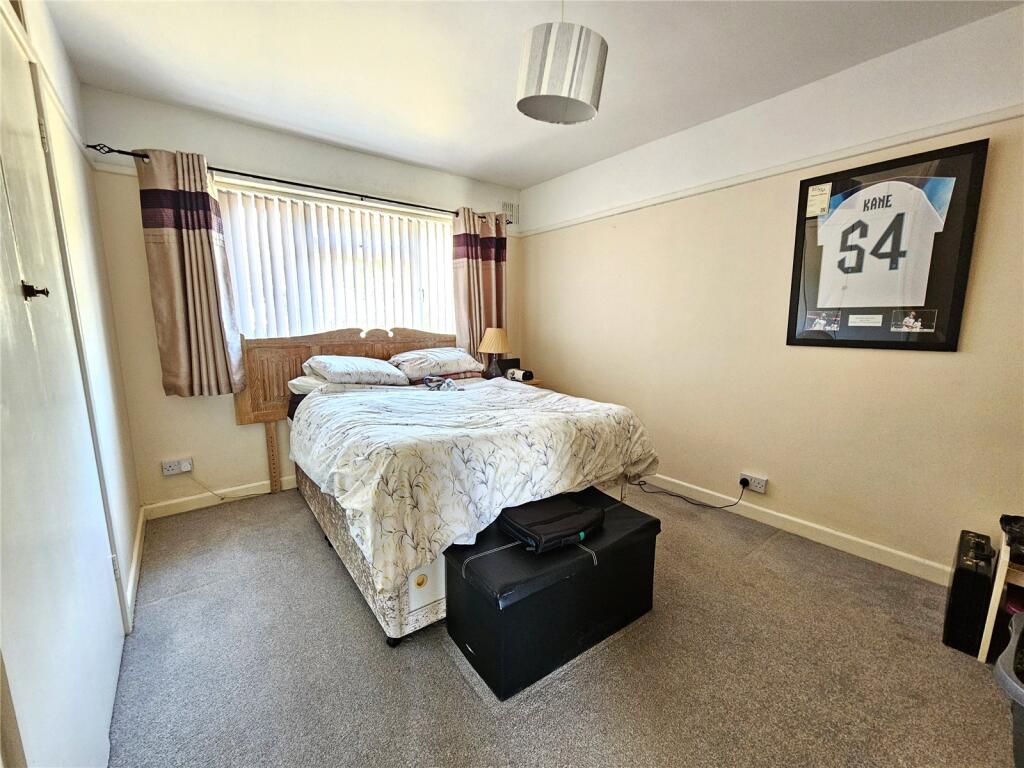 Castle Avenue, Highcliffe, Christchurch, Dorset, BH23 photo 4