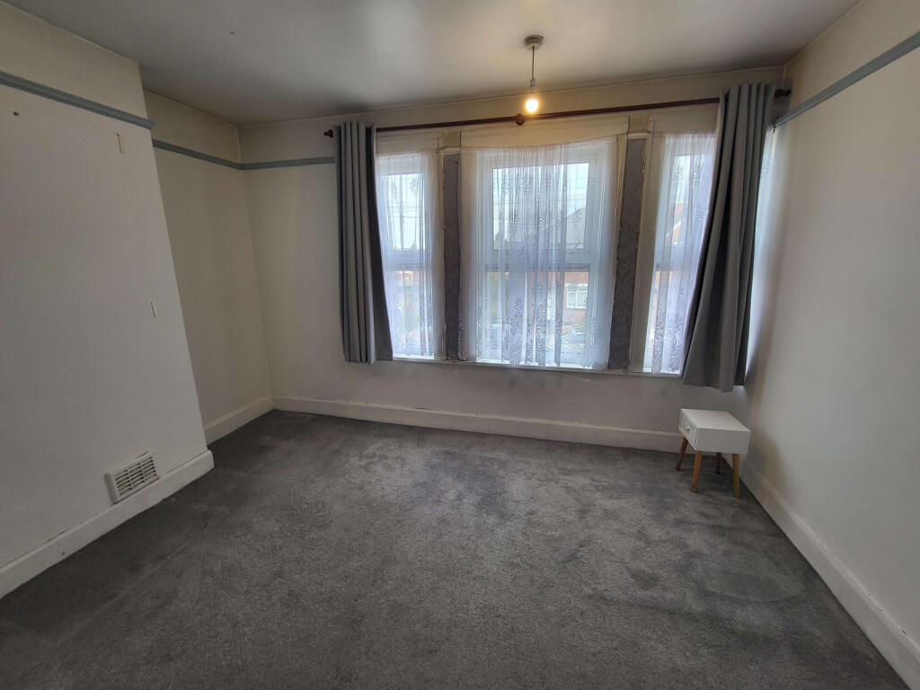 House in Luton - View 5