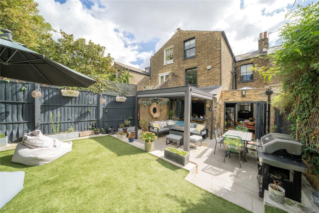 House in London, Upper Clapton, Clapton - More