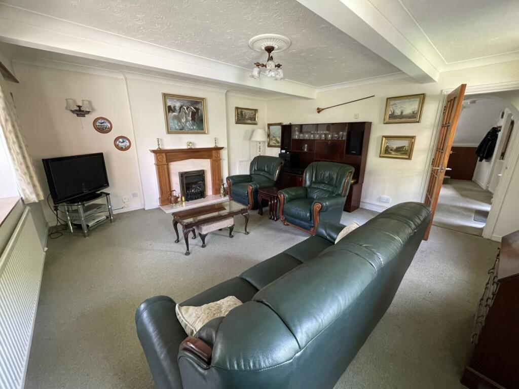 House in Broadway: Peterborough, City of Peterborough - View 2