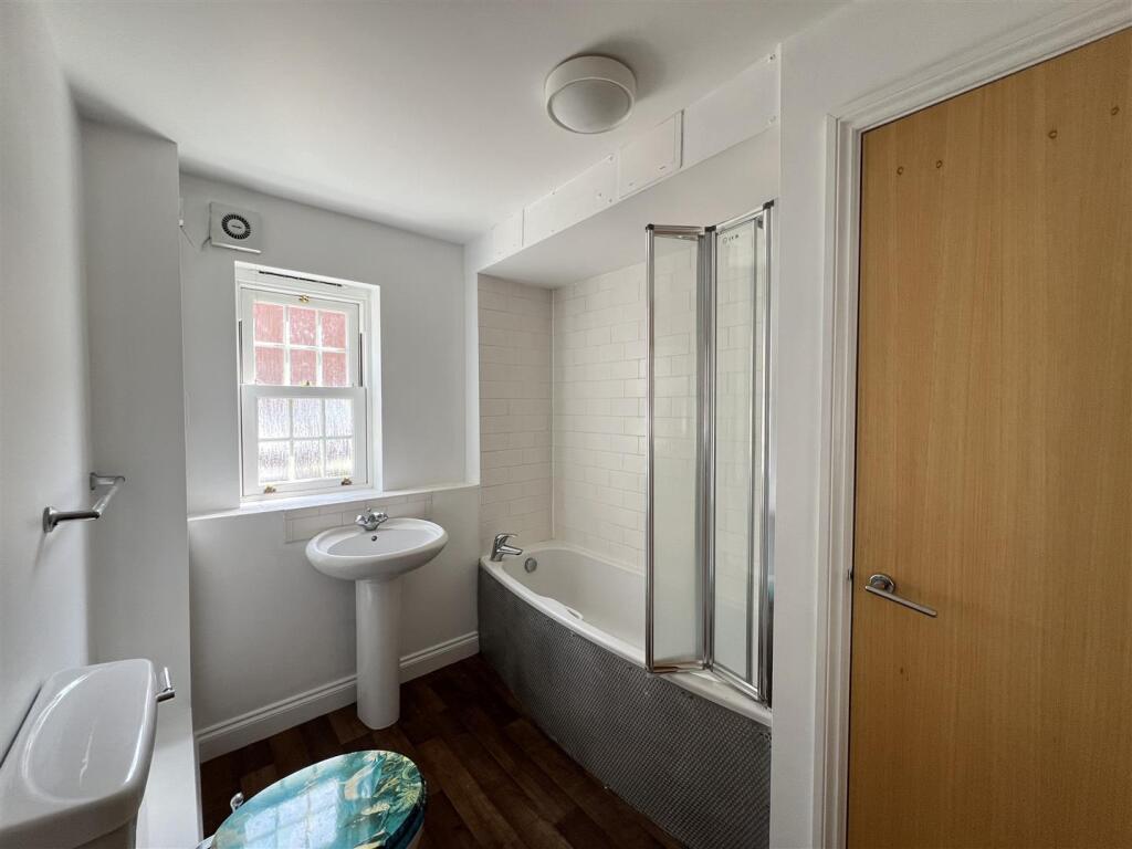 Apartment in Earls Barton - More